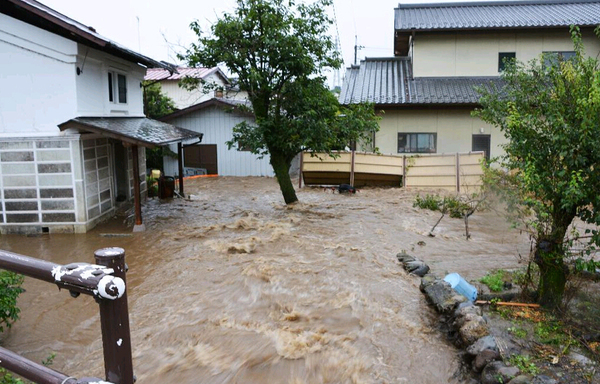 栃木县鹿沼市的住宅被淹（网页截图）