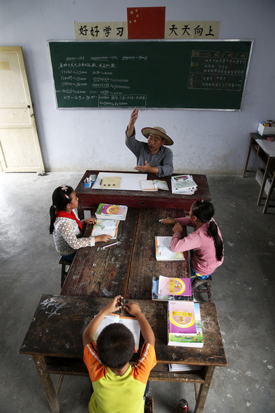 重庆市黔江区太极乡新陆村小学坐落在大山中，交通不便，随着多年的人口外流，这学期只剩下3名四年级学生和邬荣禄一名老师。
