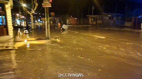 智利地震引发巨浪抵达海岸 沿海居民紧急撤离5