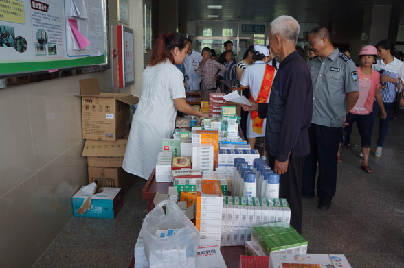 村民带着为他们义诊医生的处方来领取药品。本报记者 照宁摄