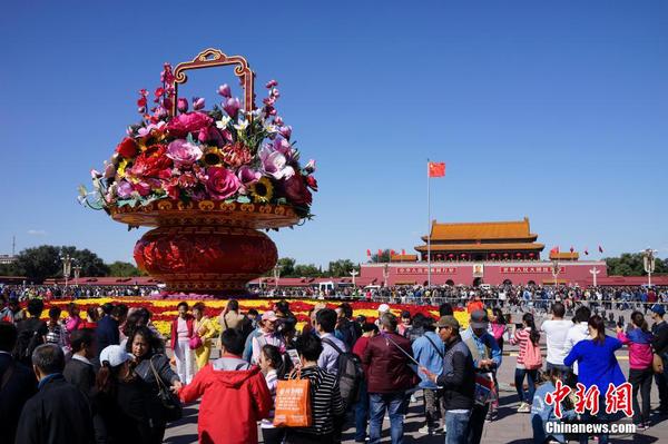 10月1日，大量游客在天安门广场拍照留念。当天是国庆假期首日。中新社记者 侯宇 摄