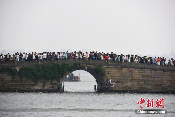 10月1日，杭州西湖的断桥上人头攒动。当日是国庆国庆黄金周第一天，大批国内外游客前往杭州西湖，西湖各景点是人头攒动，西湖迎来了国庆黄金周旅游高峰。龙巍 摄
