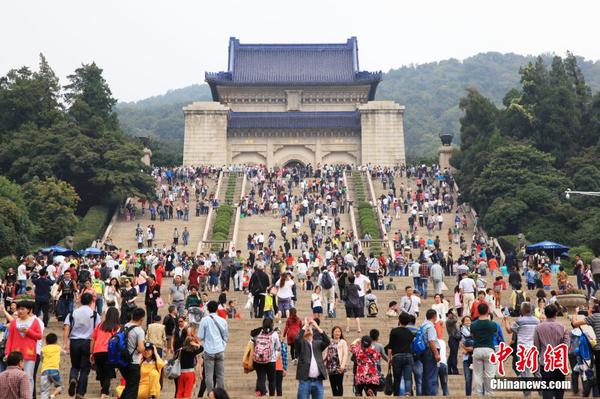 10月1日，江苏省南京市，当日是“十一”黄金周的第一天，很多游客来到南京中山陵参观游览，中山陵景区迎来客流高峰。中新社发 姚俊 摄