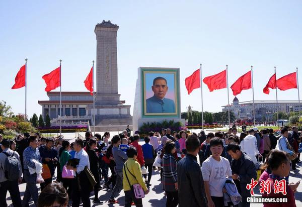 10月1日，巨幅孙中山画像矗立在天安门广场人民英雄纪念碑前。中新社记者 侯宇 摄