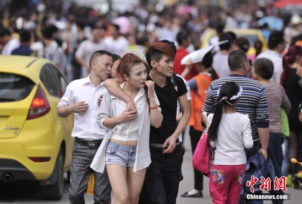 10月1日，重庆洋人街国庆节迎各地游客10万余人，整个景区人气爆棚。陈超  摄
