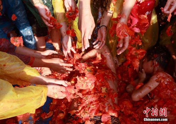 10月2日，湖南长沙世界之窗举行一年一度的西红柿大战，现场众多游客手持西红柿进行激战，以此方式度过国庆假期。