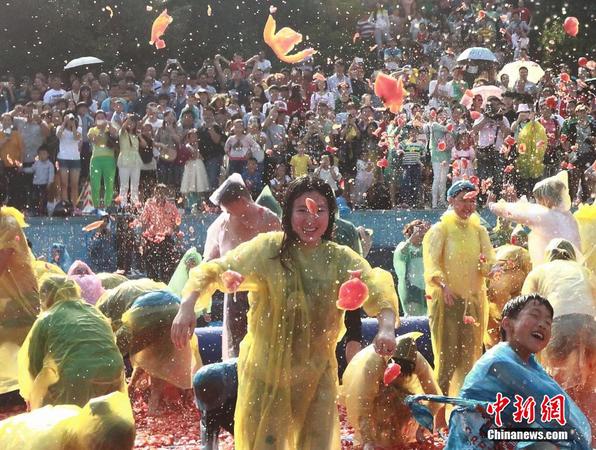 10月2日，湖南长沙世界之窗举行一年一度的西红柿大战，现场众多游客手持西红柿进行激战，以此方式度过国庆假期。黄维 摄
