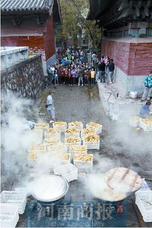 少林寺免费发玉米:每天限量派送5000多穗 游客排队领取