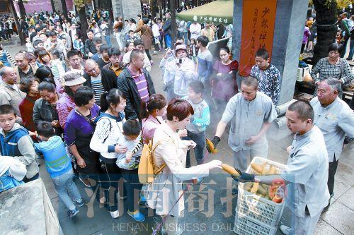 少林寺免费发玉米:每天限量派送5000多穗 游客排队领取