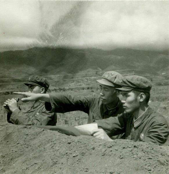 1970年，罗援（中）与战友在进行军事训练。