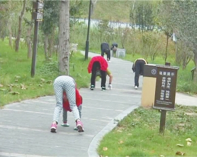 郑州市民爬行锻炼 能治颈椎病能降血压?