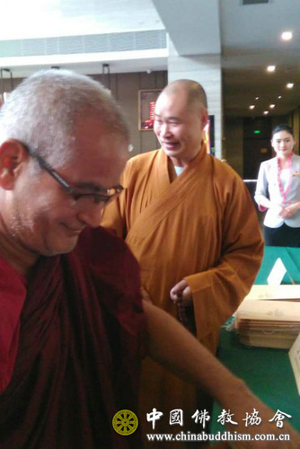 参加第四届世界佛教论坛的嘉宾在报到处办理入住手续2