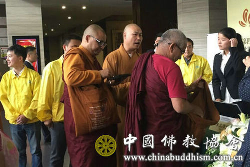 出席第四届世界佛教论坛的海内外佛教代表和嘉宾陆续抵达无锡报到参会