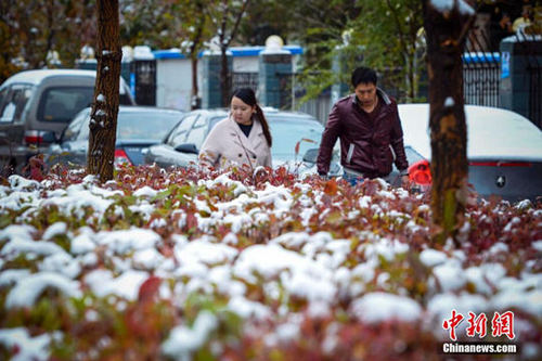 新疆乌鲁木齐市披上白装，市民踏雪出行。