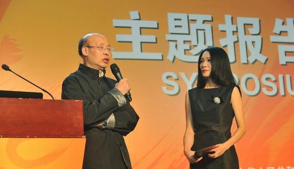 （2）10月29日，在第十届中国北京国际文博会开幕暨主题报告会上，清华大学国家文化产业研究中心主任熊澄宇（左）讲话。