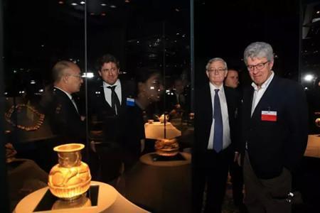 法国巴黎银行全球主席乐明潮先生 和 瑞士再保险集团CEO李伟思先生 参观金器馆
