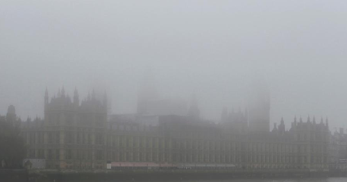 英国伦敦出现大雾天气 地标建筑若隐若现