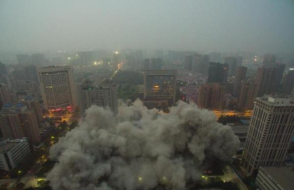 西安118米高楼成功爆破 10秒后顺利坍塌1
