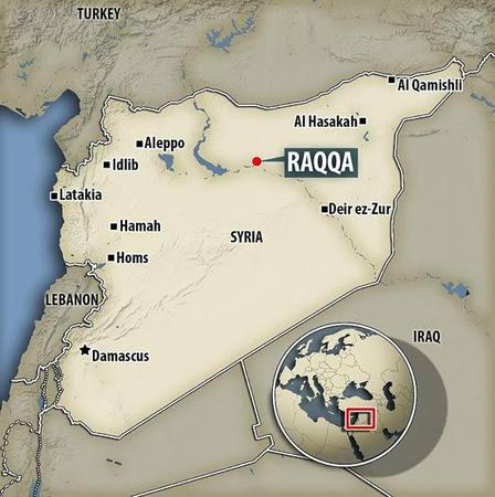法国出动战机向IS自称的指挥中心和训练营Raqqa投下炸弹。