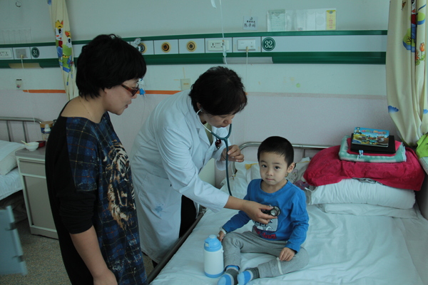 朱华（中）在内蒙古自治区人民医院儿科病房查房