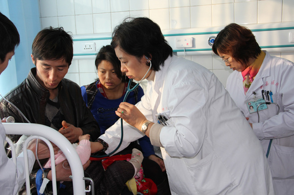 朱华（右二）在内蒙古自治区托县进行义诊