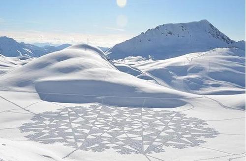 散步十小时艺术家雪地画巨龙