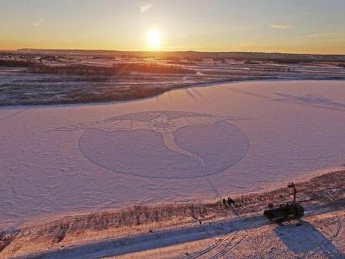 散步十小时艺术家雪地画巨龙