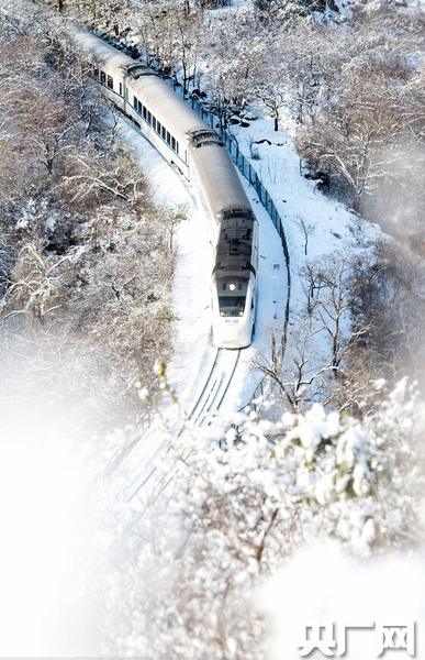 　长城巍峨雪后幽然，“雪国列车”穿越居庸关如“银蛇”美到窒息。