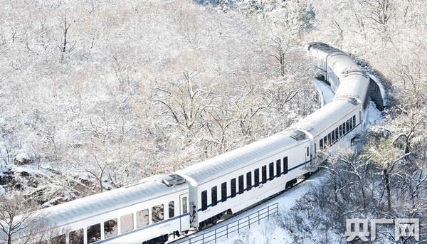 S2列车穿越居庸关雪海。