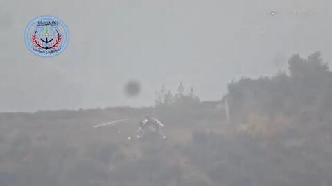反坦克导弹接近降落在地面的米-8直升机