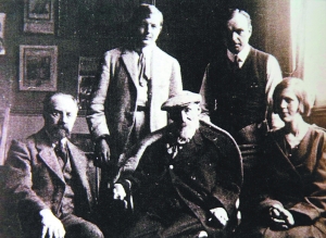 　　前排左起：马蒂斯、奥古斯特·雷诺阿、马蒂斯的模特Greta Prozor；后排左起：法国艺术评论人Georges Besson、皮埃尔·雷诺阿。