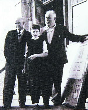 贾可与两位叔公克劳德（左）和让·雷诺阿（右）在一起。