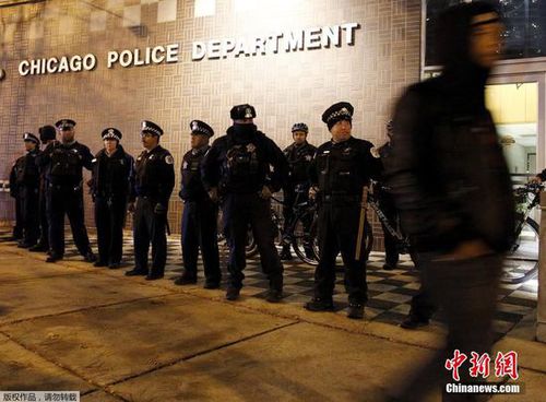 芝加哥警方在警察局门外严阵以待，以防事态升级。