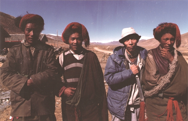 1988年，韩书力（右二）与藏族青年在一起。