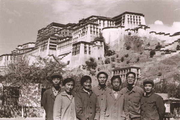 1976年，韩书力（左一）与中央美院老师在拉萨。