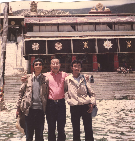 1987年，韩书力（左）和台湾画家刘国松（中）、西藏画家巴玛扎西在拉萨。