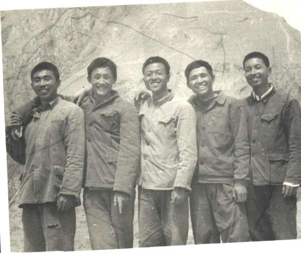 1971年蔡国雄（右一）在陕西插队时和知青在一起。