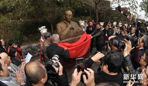 11月30日，吴清源铜像在凤凰古城揭幕。