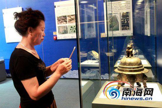 游客参观海上丝绸之路七省文物精品展