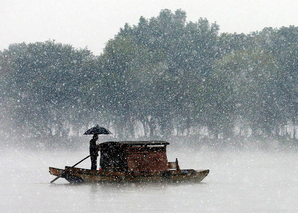 12月5日，杭州降下2015年入冬第一场雪。没有一点点防备，杭州的初雪就洋洋洒洒地飘落了，雪越来越大，气温也骤降，西湖的水面上飘起层层白雾，与雪花搅在一起，如梦似幻。林云龙 视觉中国