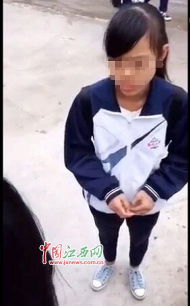 传江西一女生半分钟被扇15耳光 穿中学校服2