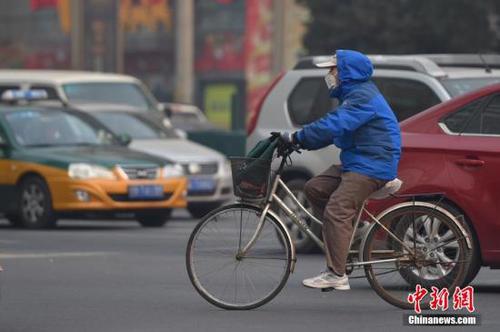 12月7日 北京遭新一轮雾霾侵袭 气象台再次发布橙色预警。 中新网记者 金硕 摄