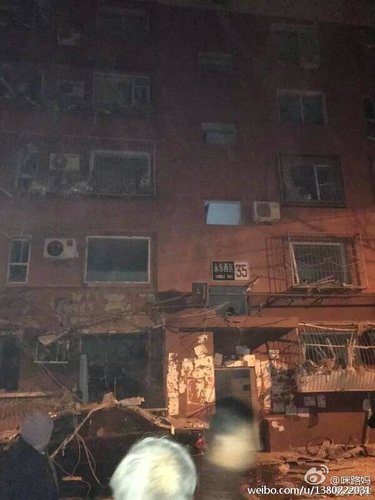 12月7日晚6时许，微博网友爆料北京石景山区永乐西小区有居民楼发生爆炸，图为现场，图据网络。