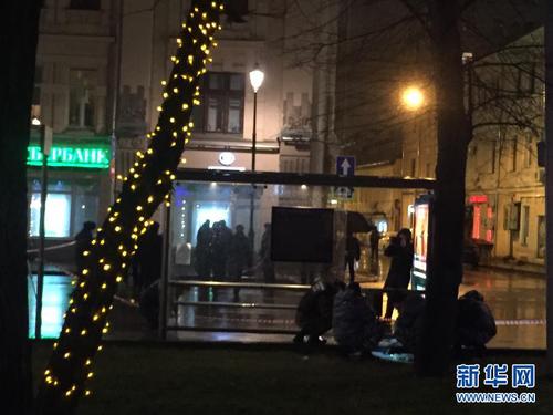 12月7日，在俄罗斯首都莫斯科，警察在发生爆炸的公车站现场调查。 当日，莫斯科市中心一处公车站发生爆炸，造成3人受伤。新华社记者鲁金博摄
