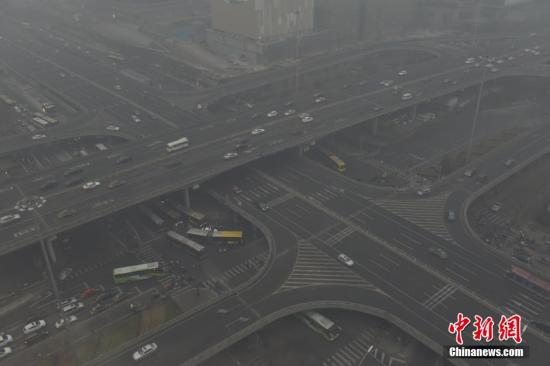 雾霾中CBD中央商务区国贸桥，单双号实行车辆明显减少。 图片来源：视觉中国