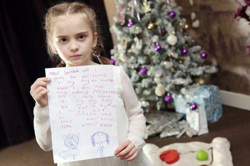 女孩写信给圣诞老人。