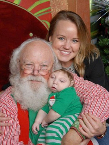 杰克森的父母还分享了儿子在家附近的一家商场第一次和圣诞老人合影的照片。