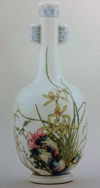 清乾隆 珐琅彩题诗芝兰纹瓶 高14.9厘米