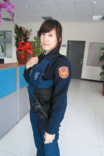 女警穿着防弹背心，有时执勤一穿就要6个小时。图 《联合晚报》 叶臻摄