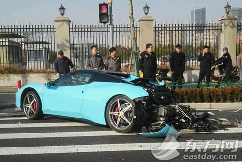 　价值近400万元的法拉利跑车在事故被撞得面目全非。
